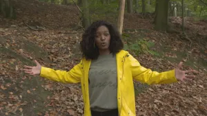 Foto van presentator die staat in het bos.