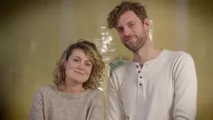 Foto van man en vrouw naast elkaar, je ziet vooral hun gezichten.