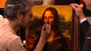 Foto van man die iets doet met een stift op een replica van het schilderij de Mona Lisa.