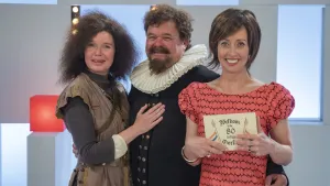 Foto van presentator en een man en vrouw verkleed als ten tijde van de 80-jarige oorlog.