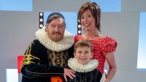 Foto van vrouw en twee mannen verkleed, met molenkragen om, als ten tijde van de 80-jarige oorlog.