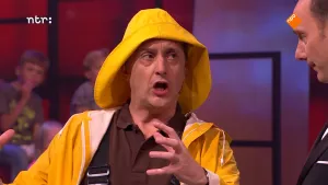 Foto van Studio Snugger waarop een man staat in een gele regenjas met capuchon op.