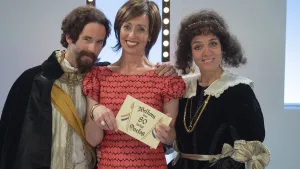 Foto van twee vrouwen en man verkleed als uit de tijd van de 80-jarige oorlog.