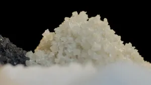 Foto van bergje met grote zoutkristallen, van dichtbij genomen.