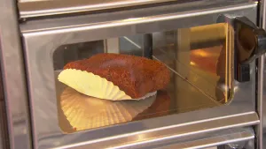 Foto van een warme snack, bamiblok, in vakje van snackautomaat, foto van dichtbij genomen.