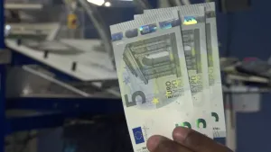 Foto van een hand die aantal biljetten van 5 Euro vasthoudt.