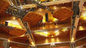 Foto van het plafond van een concertzaal, Tivoli te Utrecht, met lampen etc.