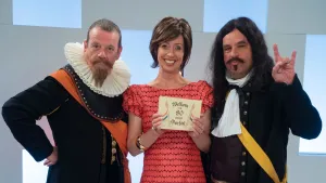 Foto van drie personen, twee mannen en een vrouw, verkleed als personages uit de Gouden Eeuw waaronder Piet Hein.