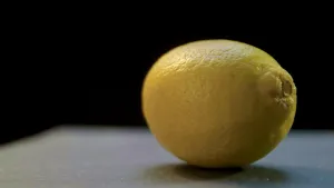 Foto, van dichtbij genomen, van een citroen die op tafel ligt.