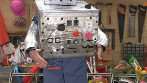 Foto van een surprise gemaakt van een grote doos, een soort zilverkleurige machine.