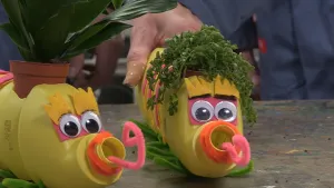 Foto van twee surprises gemaakt van oude flessen, het zijn soort grappige wezentjes/dieren.