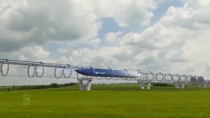 Foto van een snelle moderne hangende trein, de hyperloop, die aan rails hangt, boven groen grasland.