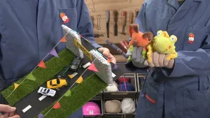 Foto van aantal surprises gemaakt van oud speelgoed zoals een weg met auto's erop.