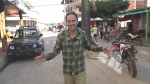 Foto van man die staat in een straat in een exotisch land, Bolivia.