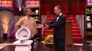 Foto van de studio van Snugger waarin de presentator staat bij een andere man bij een plasbak.