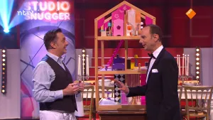 Foto van de studio van Snugger waarin de presentator in gesprek is met een andere man.