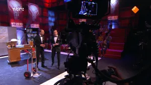 Foto van de studio van Snugger waarin de presentator bij een andere man staat.