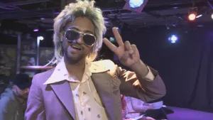 Foto van een man als muzikant, zanger, verkleed.