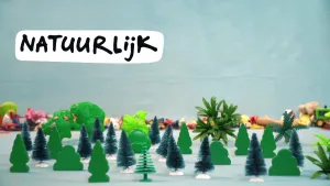 Foto van kleine plastic speelgoedboompjes die op de grond staan, erboven de tekst "natuurlijk".