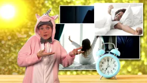 Foto van presentator verkleed als een soort roze beest met erbij een wekker, achter haar foto's van mensen die wakker worden.