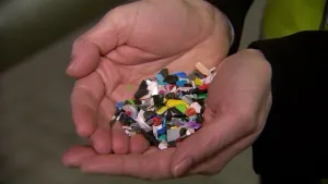 Foto van veel kleine kleurrijke stukjes bioplastic in twee handen van iemand.