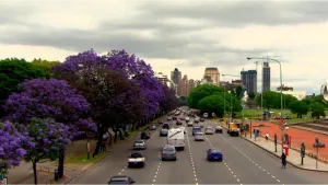 Foto van een drukke weg door een stad in Argentinië.