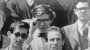 Oude foto, zwart/wit, van aantal personen, je ziet met name hun gezichten, erfgoed van Stephen Hawking.