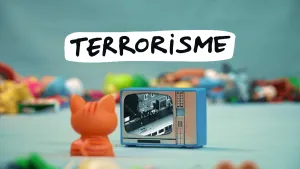 Foto van een klein poppetje, poesje, dat kijkt naar een kleine TV voor hem.