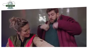 Foto van man en vrouw, op de arm van de vrouw zit een vrij groot insect.