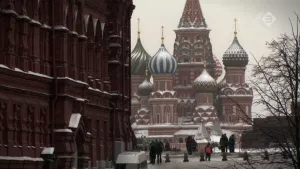 Foto van een gebouw en het Kremlin te Moskou, mensen op het plein, het Rode Plein.