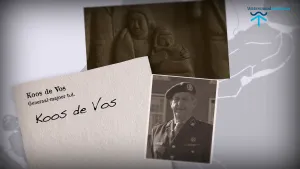 Foto van oude foto's, zwart/wit, van Koos de Vos, een portret en eentje van iemand met jong kind.