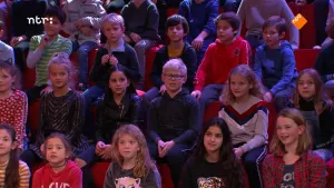 Foto van een publiek bestaande uit kinderen, in Studio Snugger.