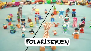 Foto van allerlei speelgoedfiguurtjes die op de grond staan met door het midden van die groep een zwarte streep, erbij de tekst "polariseren".
