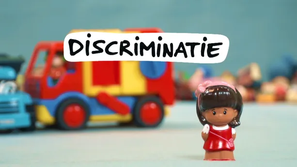 Foto van plastic speelgoedfiguurtje dat op de grond staat, een zwart meisje, met erboven de tekst "discriminatie".