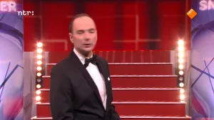 Foto van de presentator van Studio Snugger die staat in de Studio.