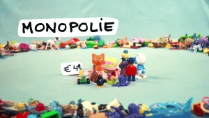 Foto van allerlei kleine speelgoedfiguurtjes die op de grond staan met ernaast een wit prijskaartje met daarop "4 Euro".