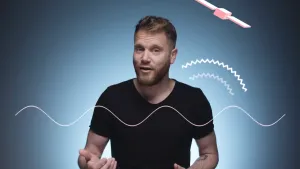 Foto van presentator met eroverheen getekend een dunne golflijn, ander soort lijntjes, een satelliet.