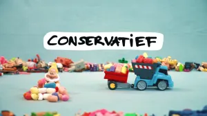 Foto van wat plastic speelgoedjes waaronder een kabouter en een vrachtautootje, erboven de tekst "conservatief".