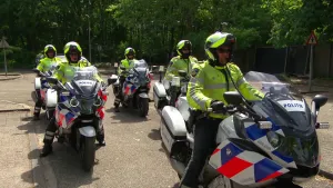 Foto van groep weg-politieagenten die op politiemotoren zitten, klaar om weg te rijden.