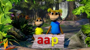 Foto van twee aapachtige figuren (poppen) die staan in de jungle, voor hen houten bord met twee rode letters A, één gele letter P.