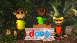 Foto van drie aapachtige figuren (poppen) die staan in de jungle, voor hen houten bord met rode letter D, blauwe letters O O S.
