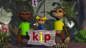 Foto van drie aapachtige figuren (poppen) die in de jungle staan, voor hen houten bord met rode letter K, gele letter I, rode letter P.