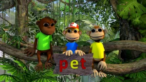 Foto van drie aapachtige figuren (poppen) die in de jungle staan met voor hen houten bordje met rode letter P, gele letter E, rode letter T.