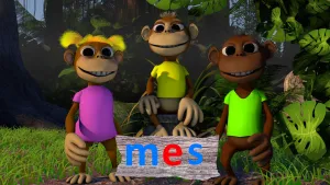 Foto van drie aapachtige figuren, poppen, die staan in de jungle met voor hen houten bordje met blauwe M, rode E, blauwe S.