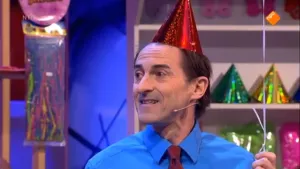 Foto van de presentator, portret, van Snugger met een rode puntvormige feestmuts op.