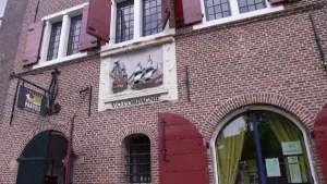 Foto van de gevel van een gebouw van de V.O. Compagnie.