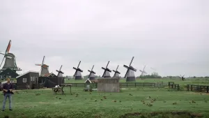 Foto van een weiland, op de foto zijn aantal molens getekend die op dat weiland staan.