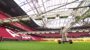 Foto van grote apparatuur op het voetbalveld van de Johan Cruijff Arena, voor het onderhoud van het gras.