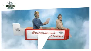 Karikatuurachtige foto van man en vrouw die in een soort papieren vliegtuigje zitten en vliegen door blauwe hemel met witte wolken.