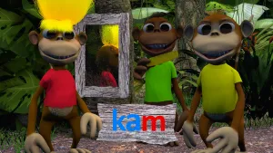 Foto van drie aapachtige figuren (poppen) die staan in het bos, voor hun een houten bordje met blauwe letters "ka", rode letter "m".